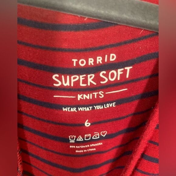 Torrid EUC red/navy blue striped v neck super soft knits short sleeve top SZ 6X - Picture 4 of 5